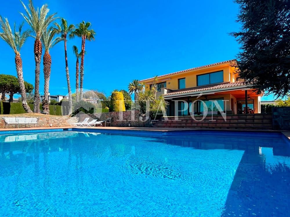 Vista exterior de Casa o xalet en venda en Alella amb Aire condicionat, Calefacció i Jardí privat