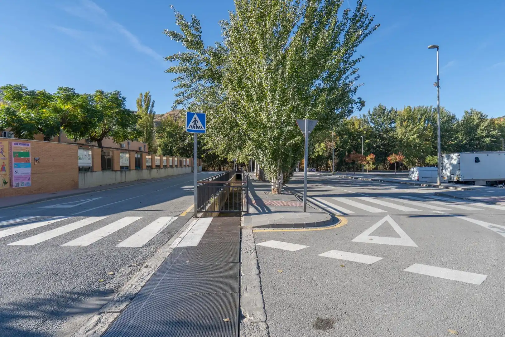Vista exterior de Casa adosada en venta en Cenes de la Vega con Aire acondicionado, Calefacción y Jardín privado