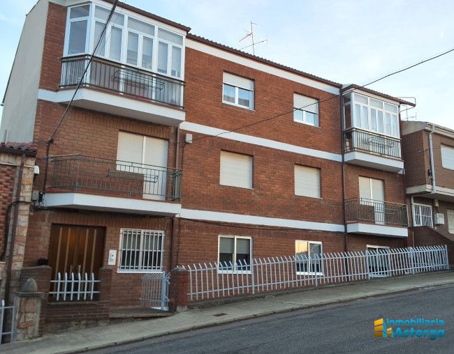 Vista exterior de Piso de alquiler en Astorga con Calefacción, Terraza y Amueblado