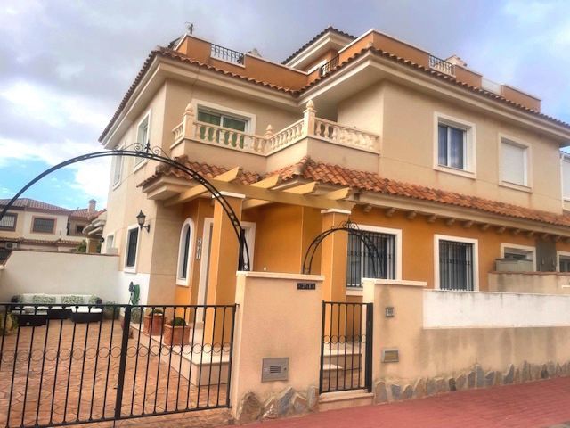 Vista exterior de Dúplex en venda en Pilar de la Horadada amb Aire condicionat, Calefacció i Jardí privat