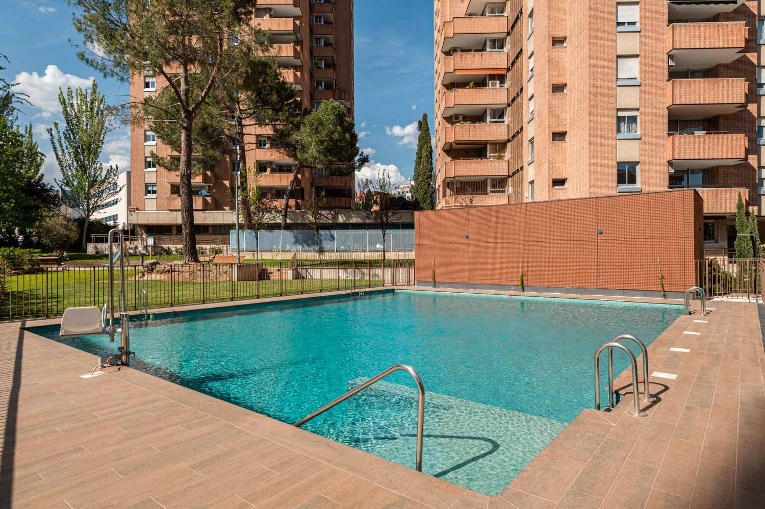 Swimming pool of Flat for sale in  Madrid Capital  with Air Conditioner, Parquet flooring and Terrace