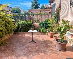 Jardí de Casa adosada en venda en Olías del Rey amb Jardí privat, Traster i Moblat