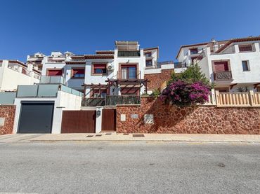 Casa pareada con balcón en venta en Genil