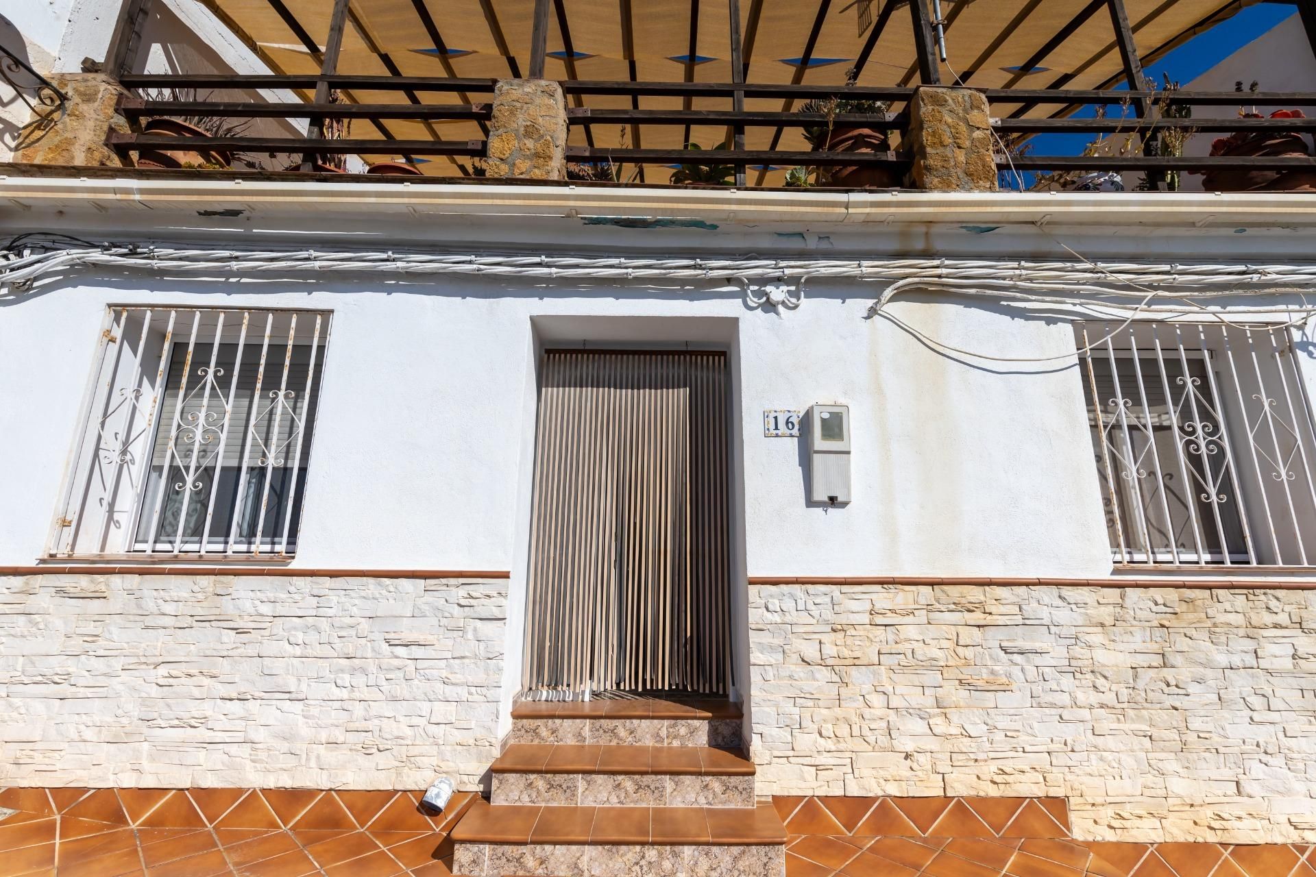 Vista exterior de Casa adosada en venda en Salobreña amb Aire condicionat, Calefacció i Terrassa