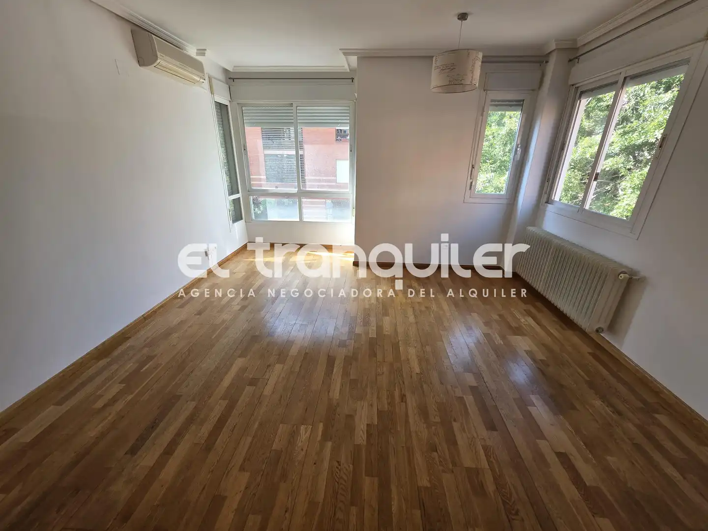 Sala d'estar de Pis de lloguer en Madrid amb Aire condicionat, Parquet i Piscina