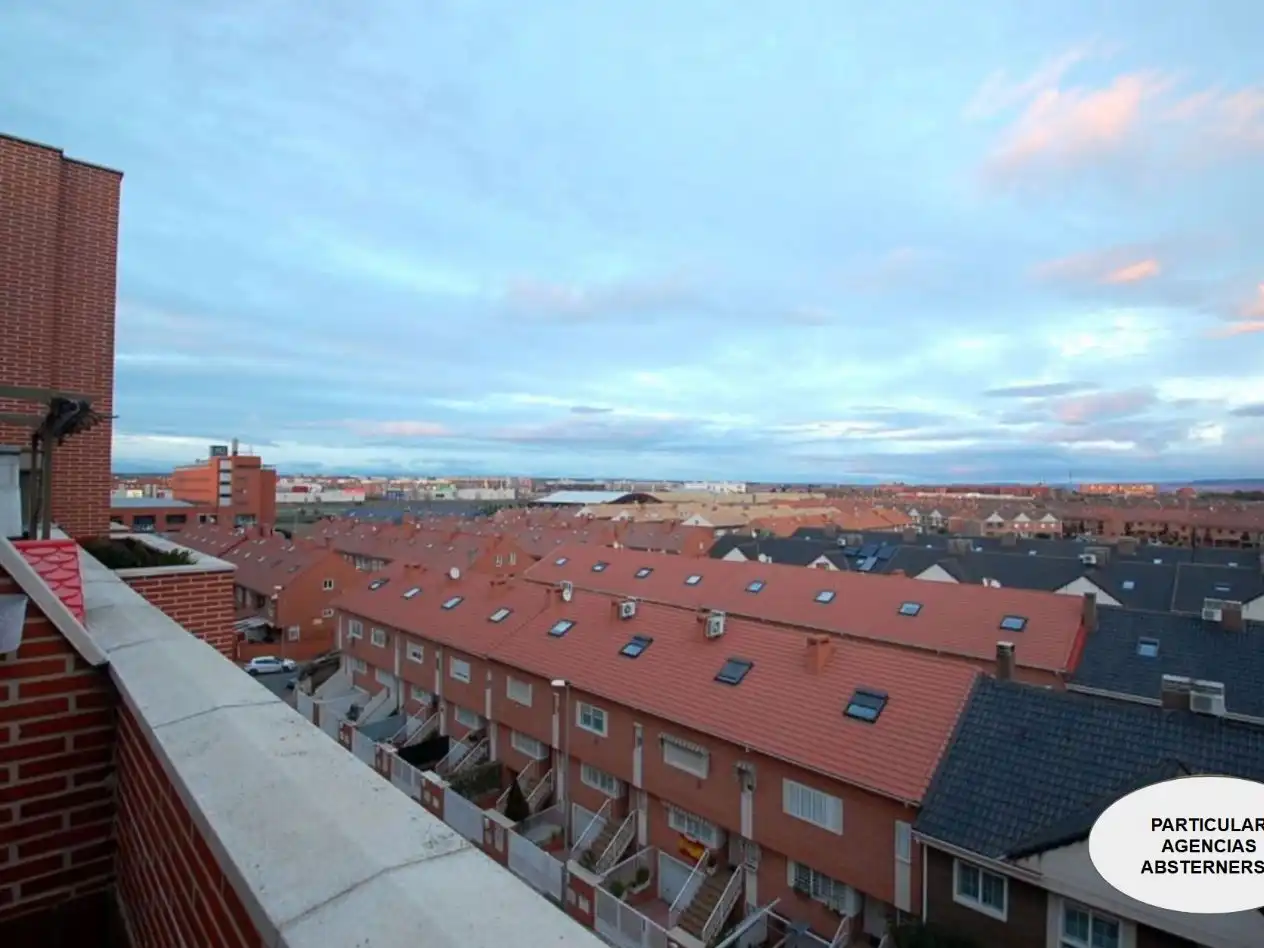 Vista exterior de Àtic en venda en Alcalá de Henares amb Aire condicionat, Calefacció i Parquet