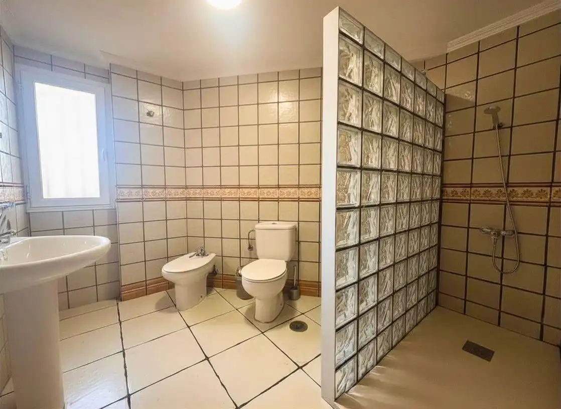 Badezimmer von Wohnung zum Verkauf in Tarifa mit Abstellraum und Alarm