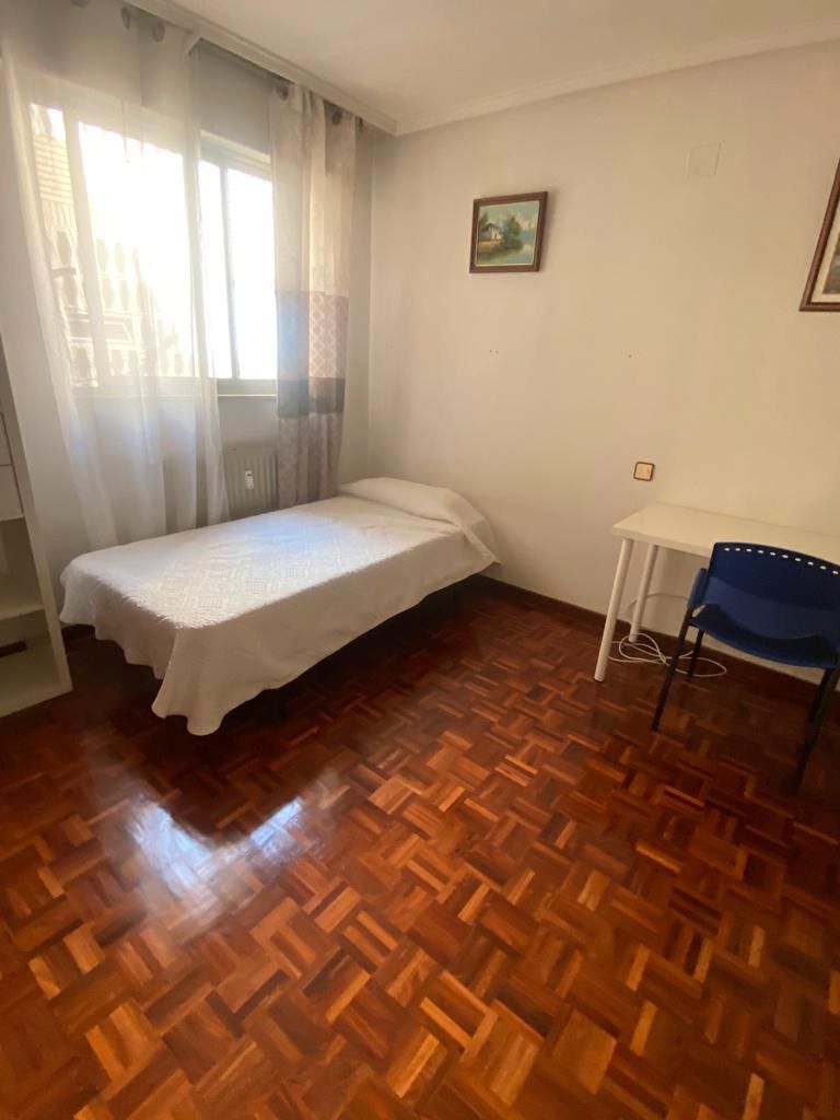 Bedroom of Flat to share in Salamanca Capital  with Heating, Parquet flooring and Furnished
