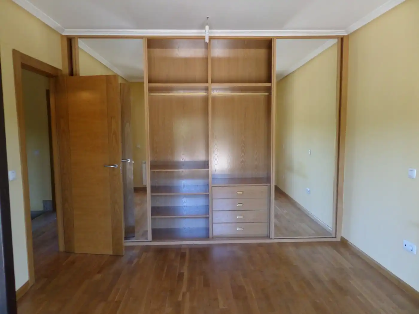 Habitación de Casa adosada en venta en Laguna de Duero con Calefacción, Terraza y Trastero