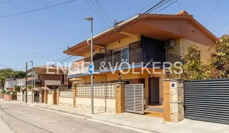 Vista exterior de Casa o xalet en venda en Premià de Mar amb Aire condicionat, Calefacció i Jardí privat