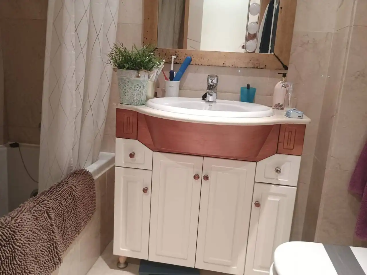 Baño de Apartamento de alquiler en Benalmádena con Aire acondicionado, Terraza y Amueblado