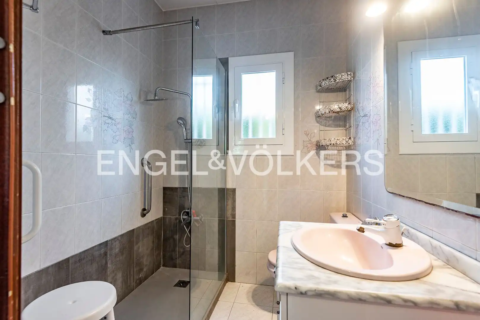 Bathroom of Houses for sale in Castelldefels  with Air Conditioner, Heating and Private garden