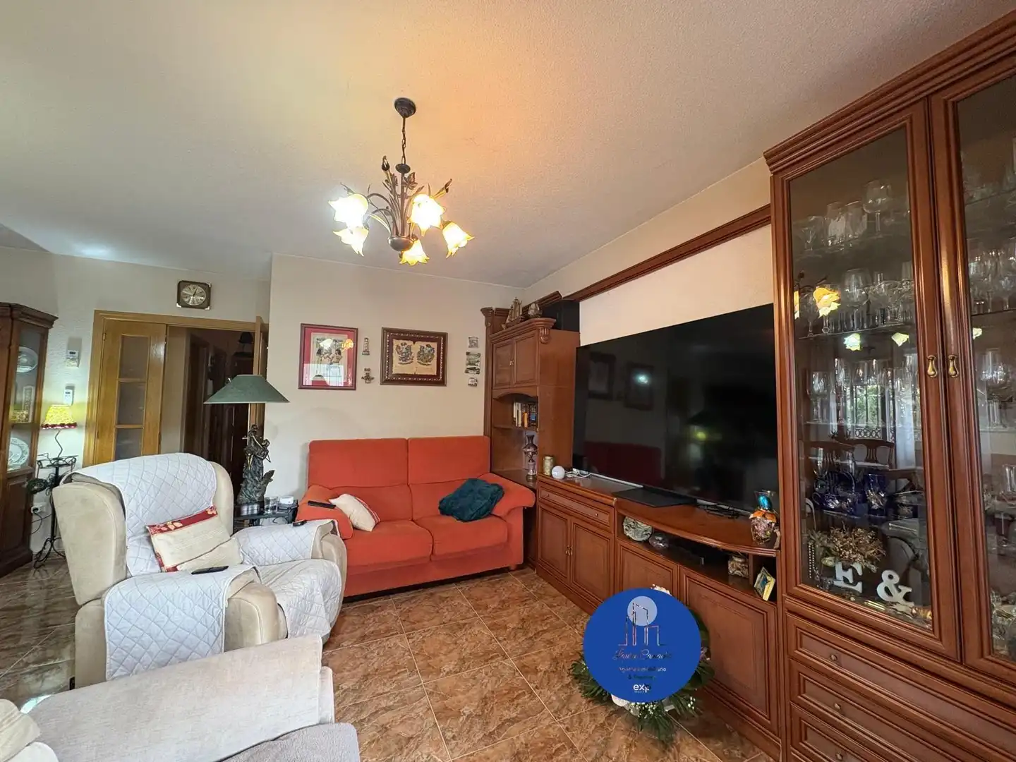 Sala d'estar de Casa adosada en venda en Yuncler amb Aire condicionat, Calefacció i Jardí privat