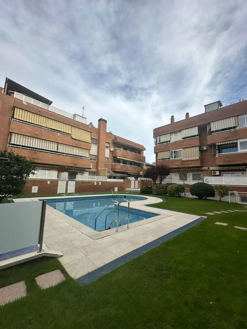 Vista exterior de Piso en venta en Cornellà de Llobregat con Calefacción, Jardín privado y Balcón