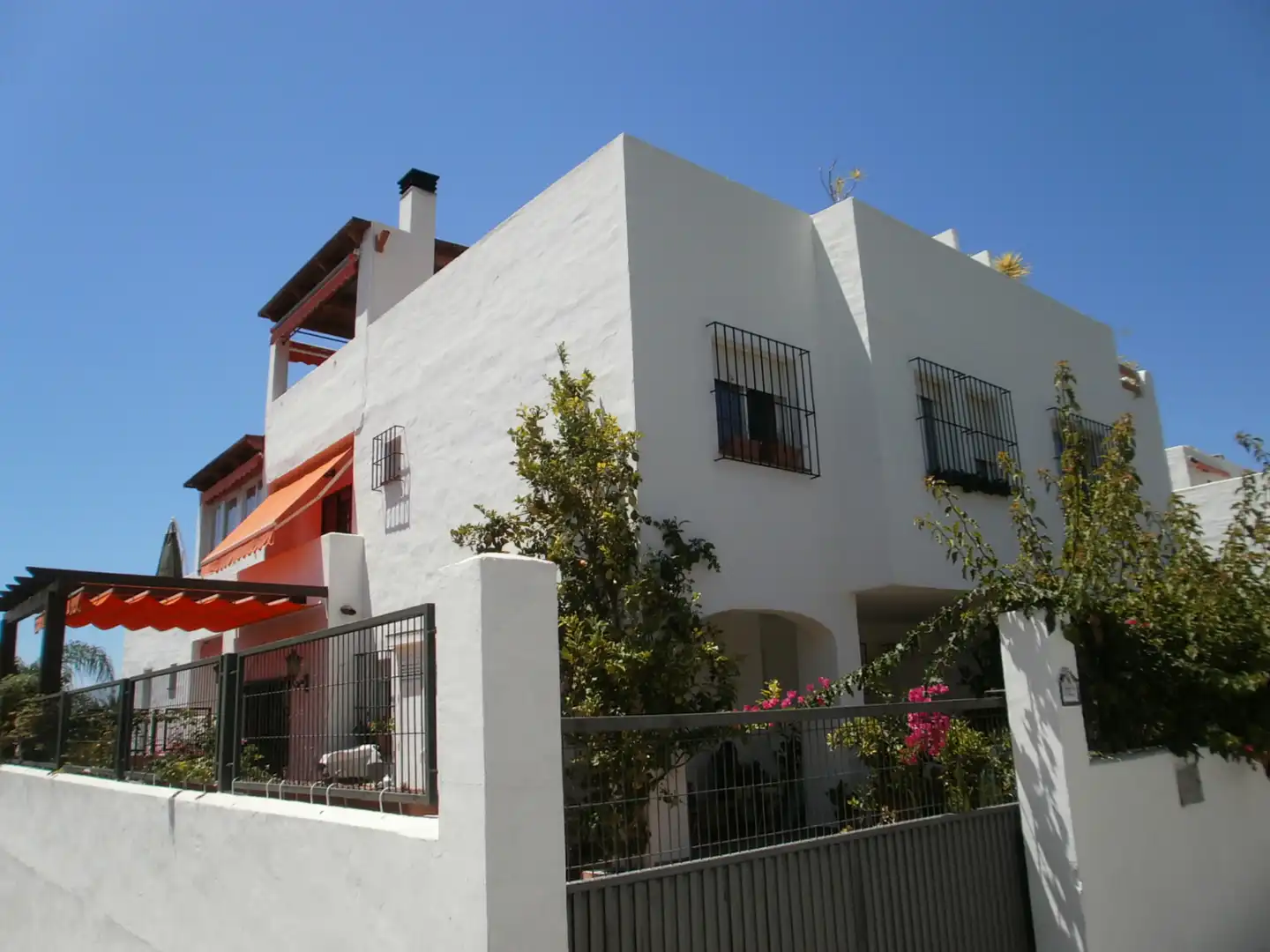 Vista exterior de Casa adosada en venda en Marbella amb Aire condicionat, Calefacció i Terrassa