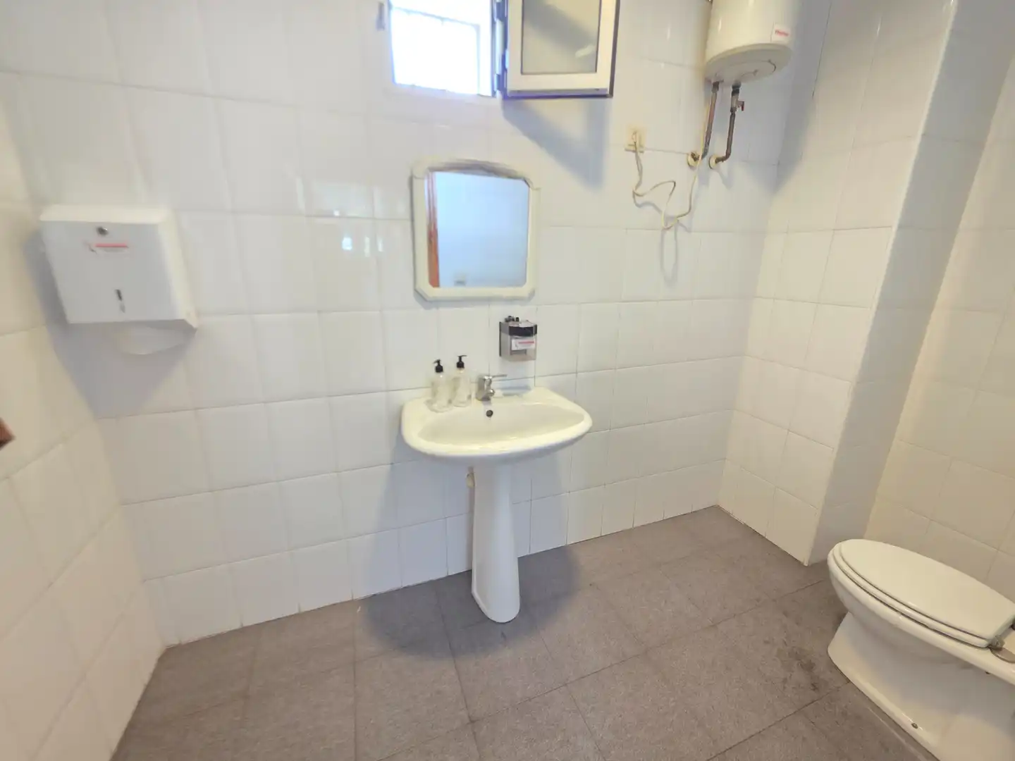 Badezimmer von Geschaftsraum zur Miete in La Zubia mit Klimaanlage, Heizung und Möbliert