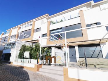 Adosado con balcón en venta en Carrer Carcaixent