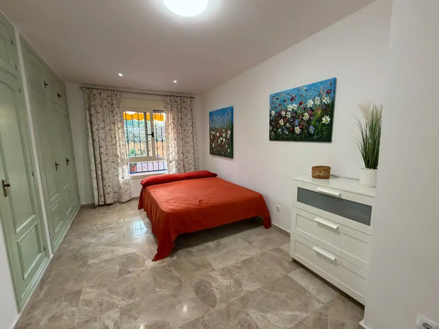 Habitación de Piso de alquiler en Marbella con Aire acondicionado, Jardín privado y Piscina