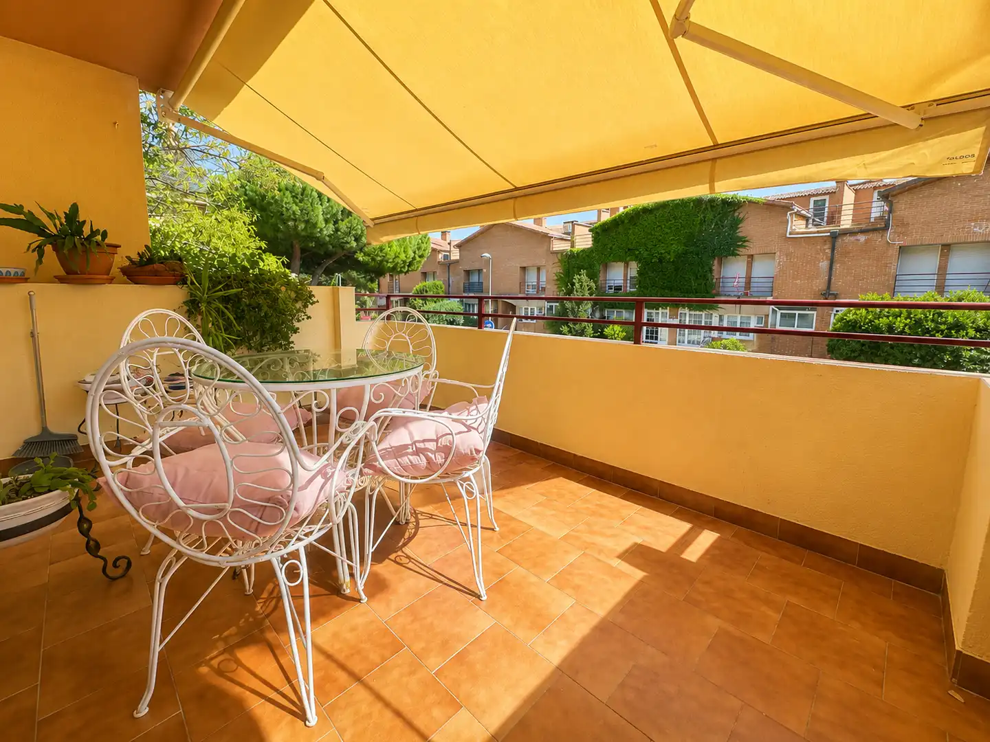 Terrasse von Einfamilien-Reihenhaus zum Verkauf in Torrelodones mit Gemeinschaftspool