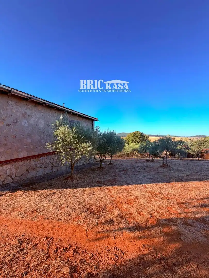 Vista exterior de Casa o chalet en venta en Cáceres con Trastero, Piscina y Amueblado