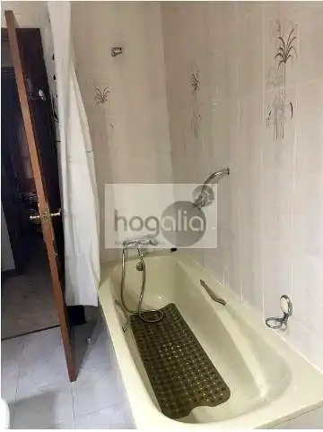 Baño de Piso de alquiler en Sevilla con Aire acondicionado, Terraza y Amueblado