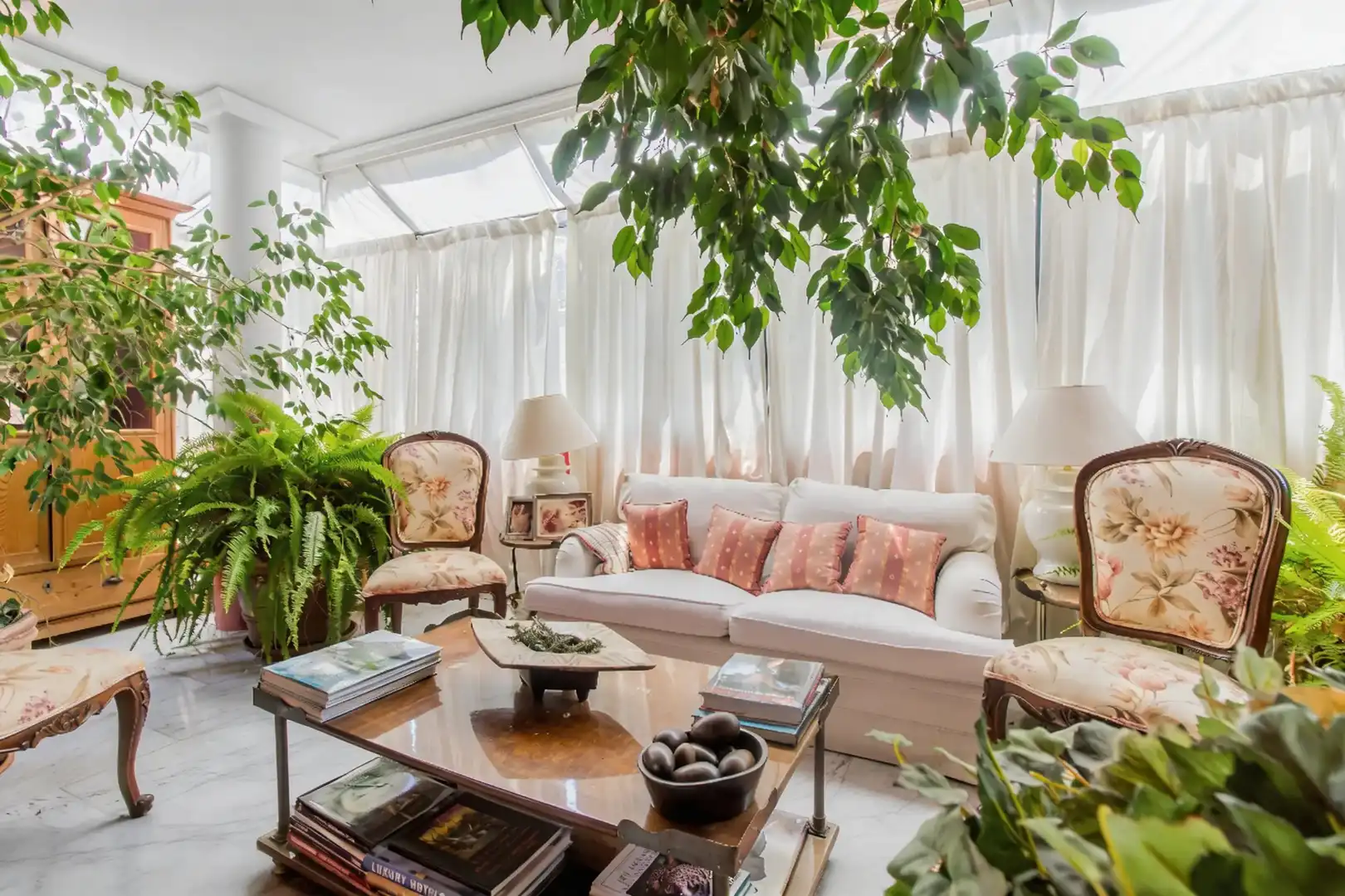 Sala d'estar de Casa o xalet en venda en Las Rozas de Madrid amb Aire condicionat, Calefacció i Jardí privat