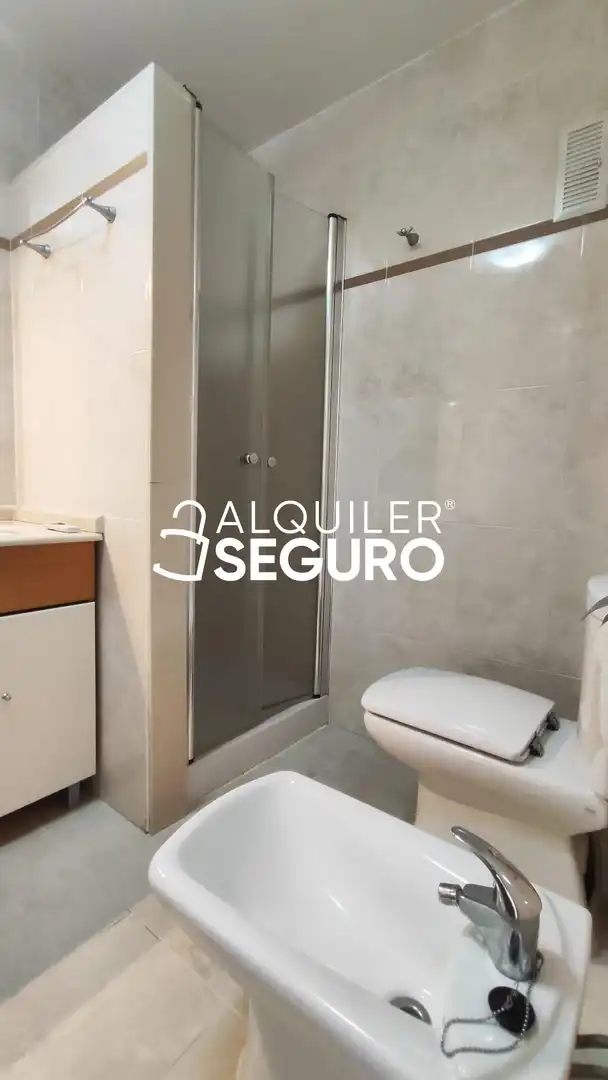 Bathroom of Flat for rent in Torrent  with Air Conditioner, Terrace and Storage room