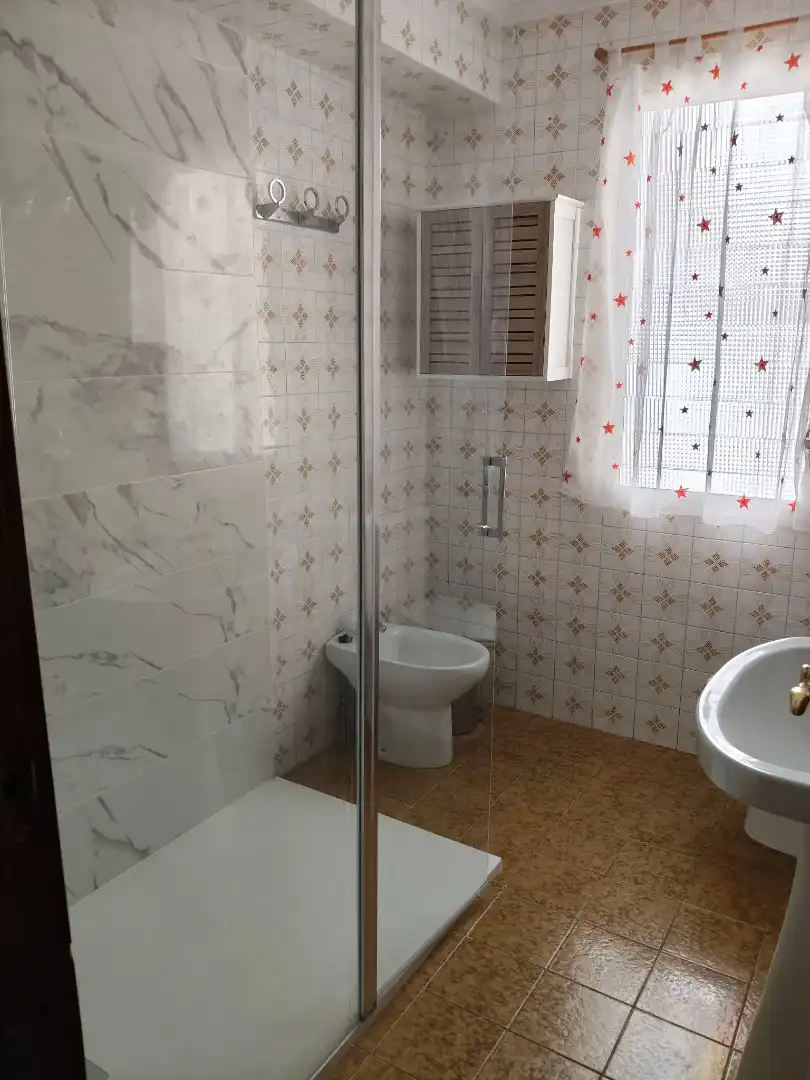 Bathroom of Flat for share in Alicante / Alacant  with Terrace, Furnished and Balcony