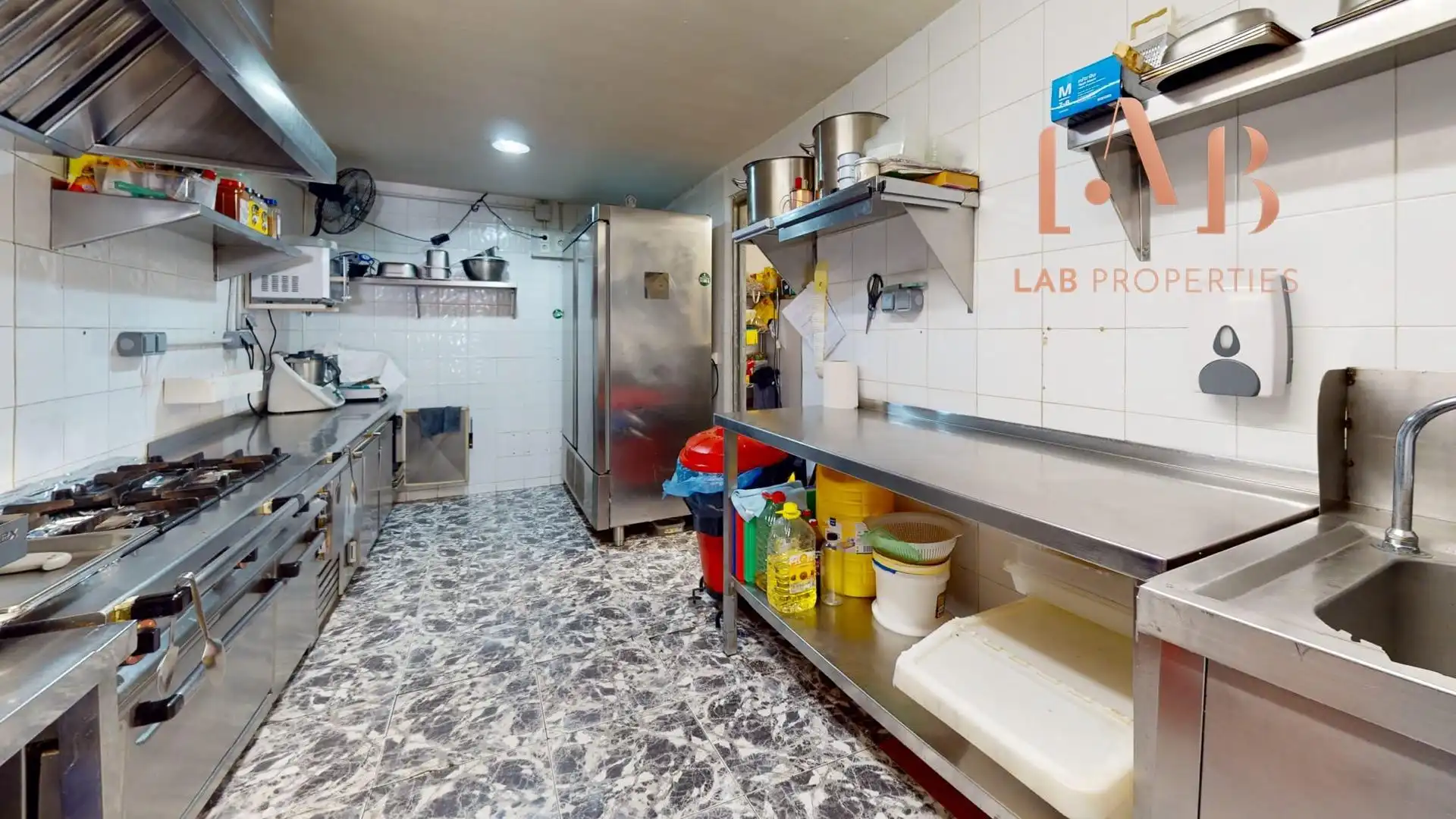 Cuina de Local de lloguer en  Palma de Mallorca amb Aire condicionat i Moblat