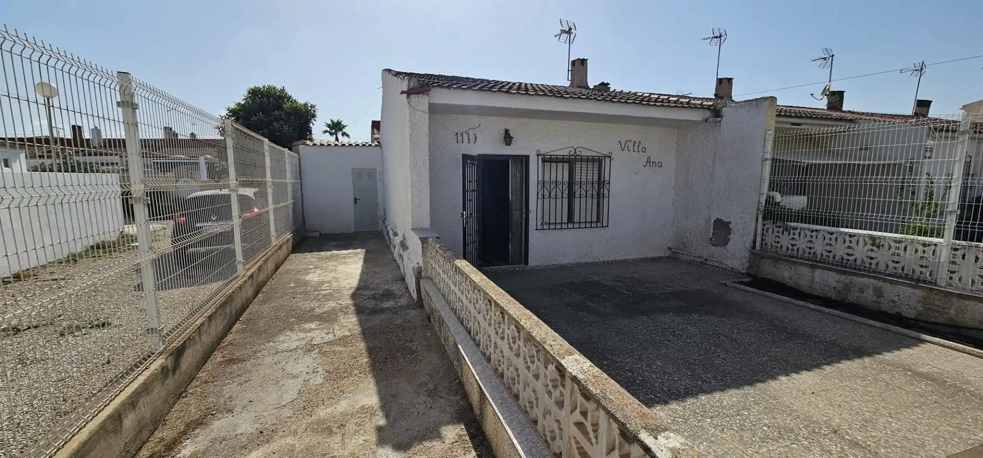 Vista exterior de Casa adosada en venta en Torrevieja con Jardín privado, Trastero y Amueblado