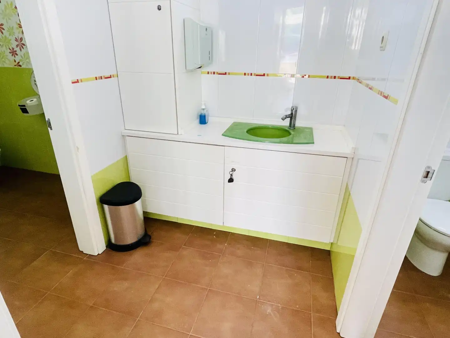 Badezimmer von Geschaftsraum zur Miete in Humilladero