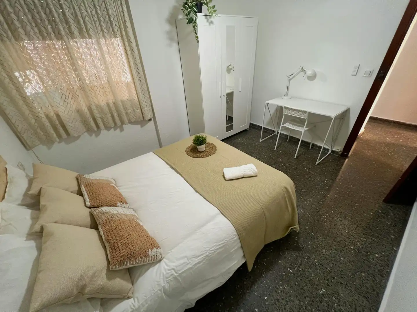 Habitación de Piso para compartir en Valencia con Lavadora y TV