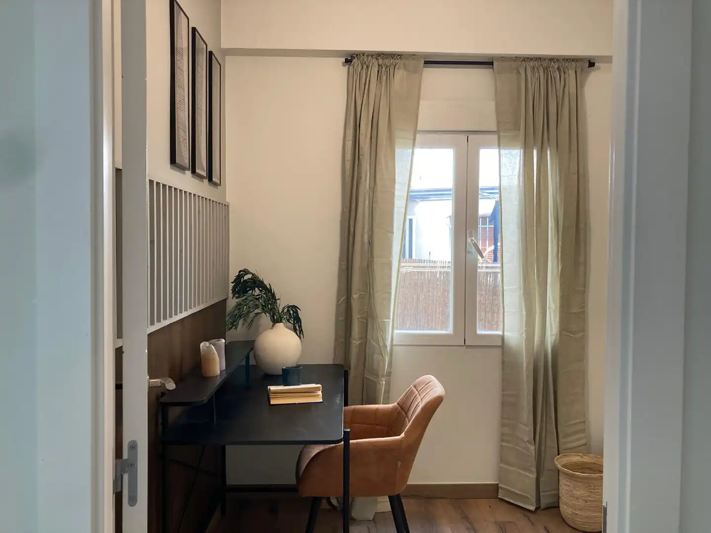Dormitori de Apartament de lloguer en Madrid amb Aire condicionat, Calefacció i Moblat