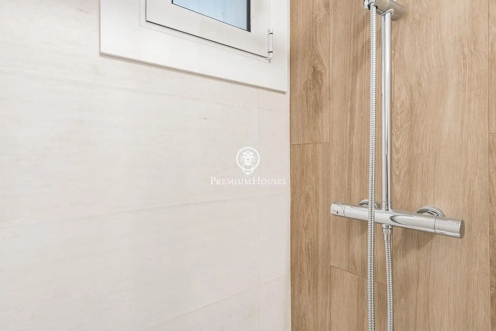 Bathroom of Apartments for sale in Barcelona  with Parquet flooring