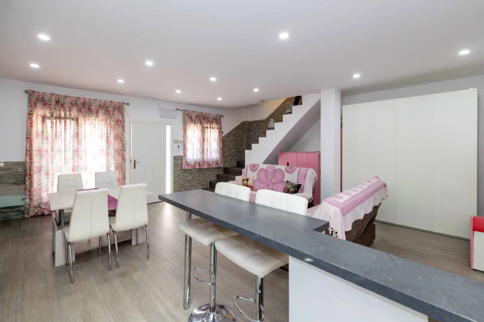 Wohnzimmer von Einfamilien-Reihenhaus zum Verkauf in Málaga mit Klimaanlage, Heizung und Terrasse