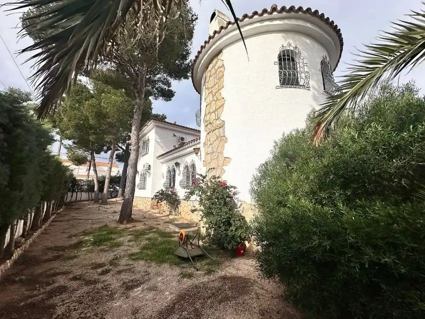 Vista exterior de Casa o xalet en venda en Mont-roig del Camp amb Traster i Piscina