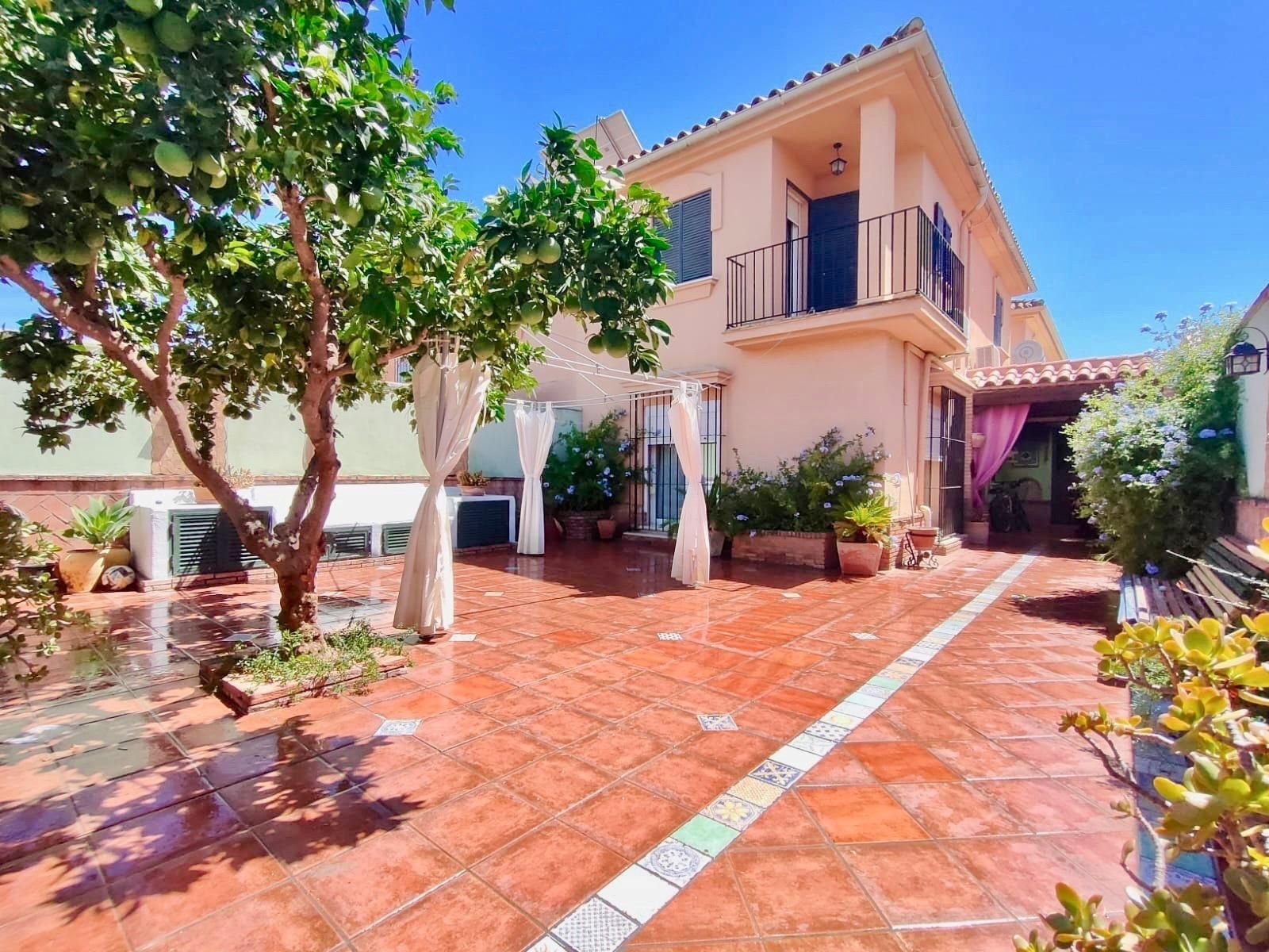 Jardí de Casa adosada en venda en Jerez de la Frontera amb Aire condicionat i Terrassa