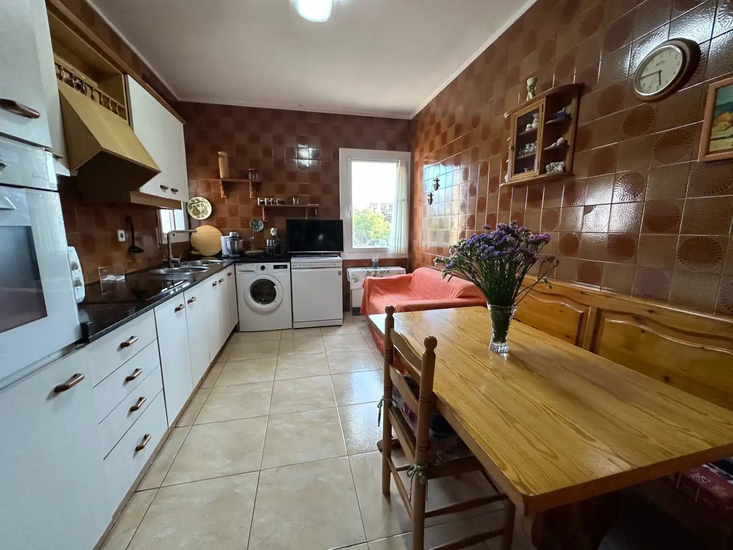 Küche von Einfamilien-Reihenhaus zum Verkauf in Pallejà mit Klimaanlage, Heizung und Privatgarten