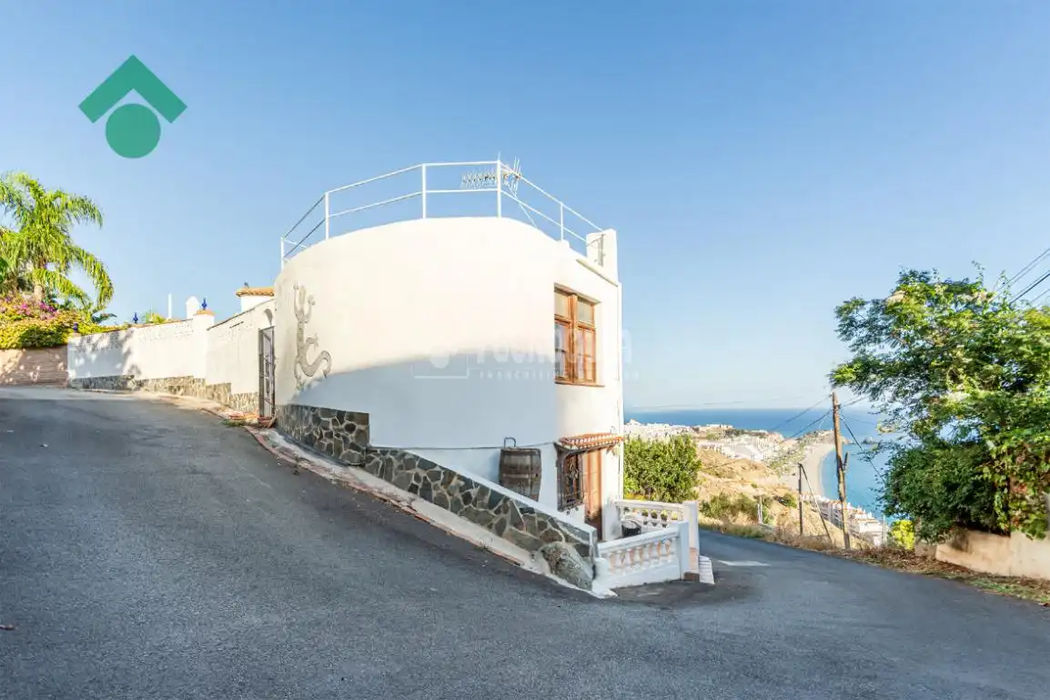 Vista exterior de Casa o xalet en venda en Almuñécar amb Terrassa, Piscina i Balcó