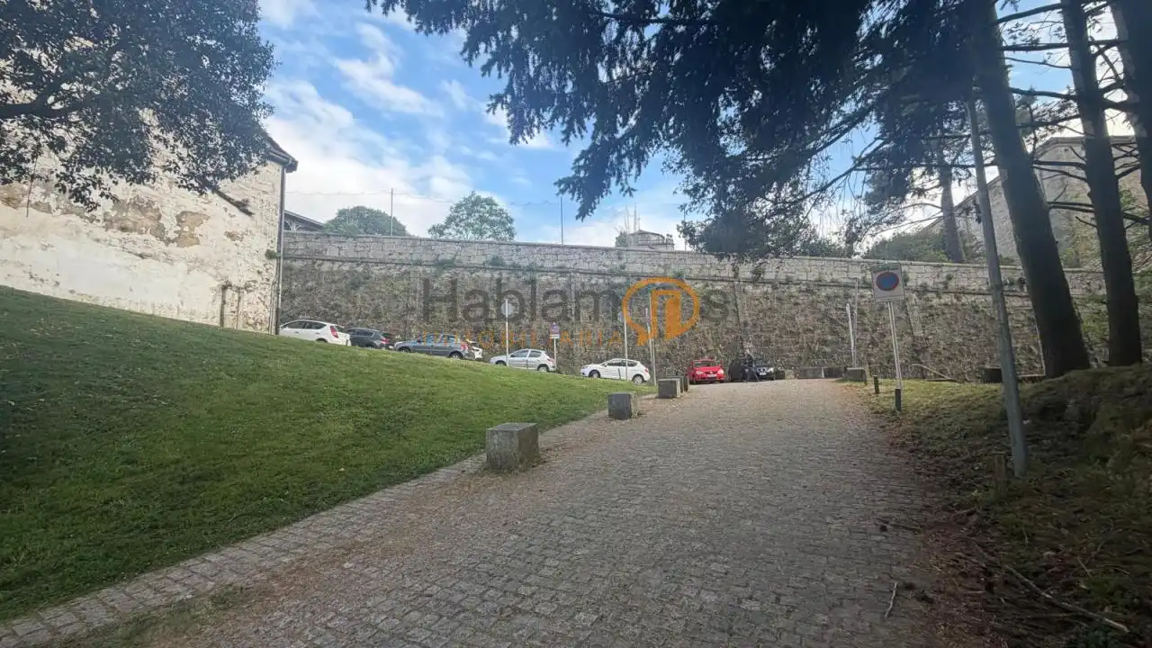 Parking de Piso en venta en Santiago de Compostela  con Calefacción, Terraza y Amueblado