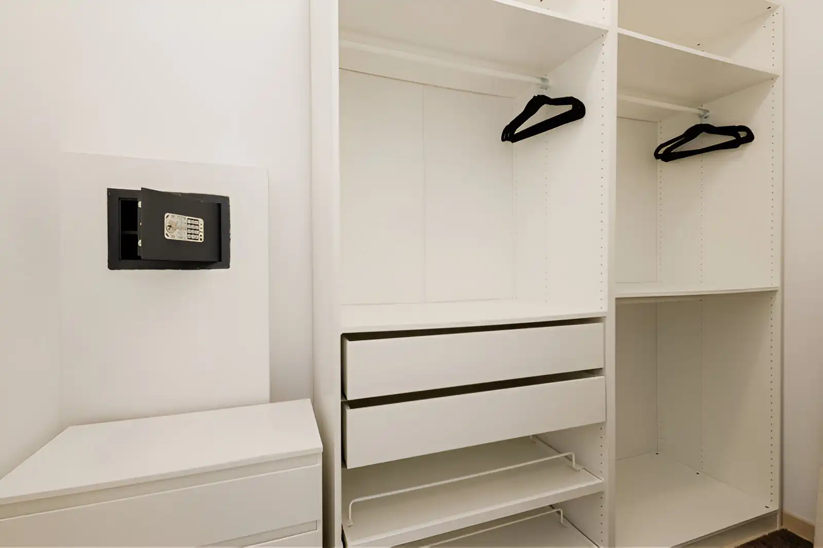 Schlafzimmer von Erdgeschoss zum Verkauf in Marbella mit Klimaanlage, Privatgarten und Terrasse