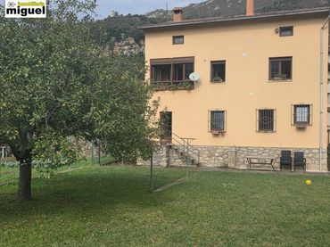 Casa amb jardí en venda a Lugar Siejo