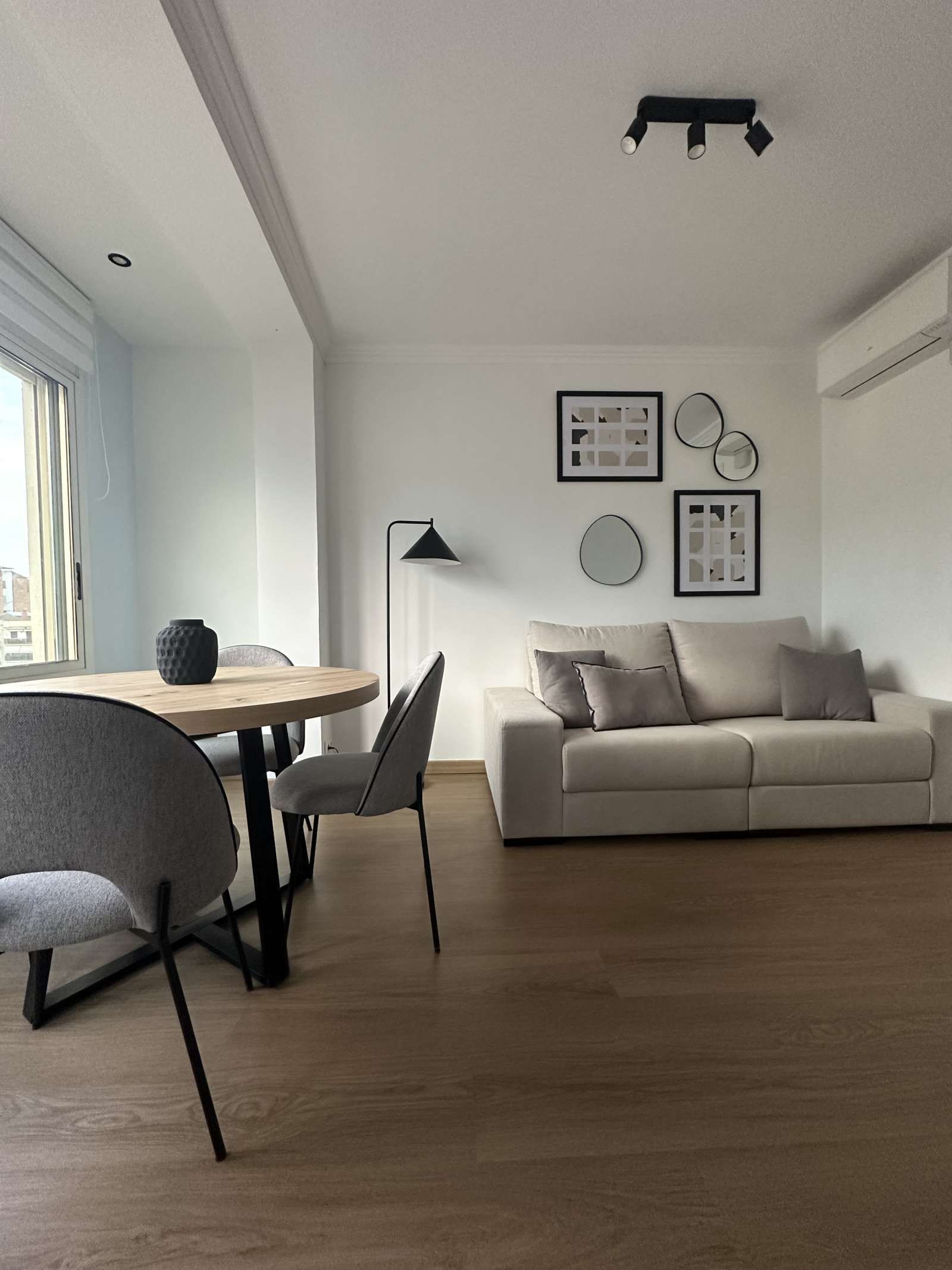 Living room of Study to share in  Barcelona Capital  with Air Conditioner, Heating and Terrace