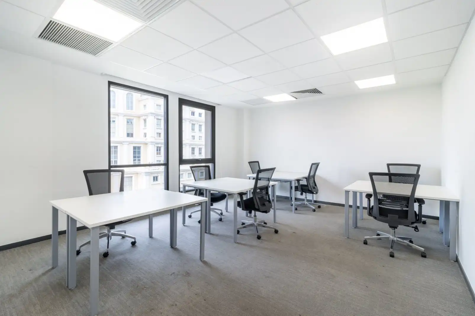 Büro zur Miete in Sevilla mit Klimaanlage, Heizung und Möbliert