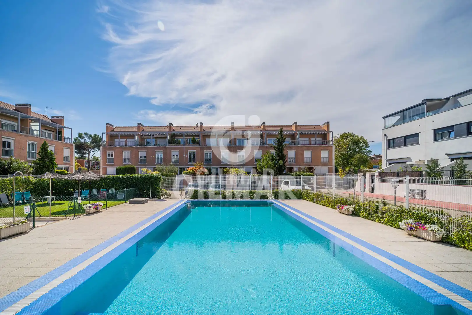 Piscina de Casa adosada en venda en Madrid amb Calefacció, Jardí privat i Piscina