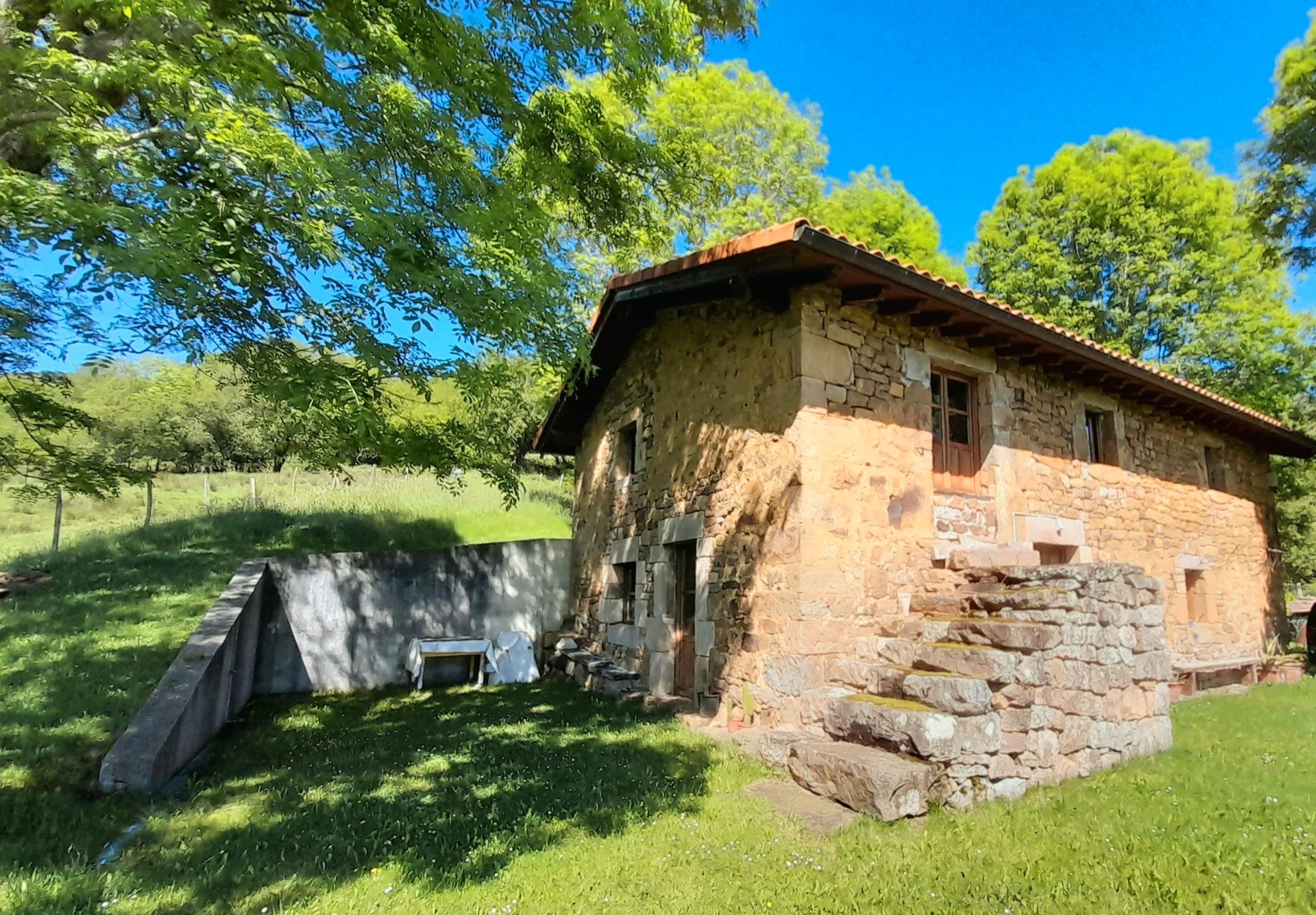 Vista exterior de Finca rústica en venda en Villacarriedo amb Moblat