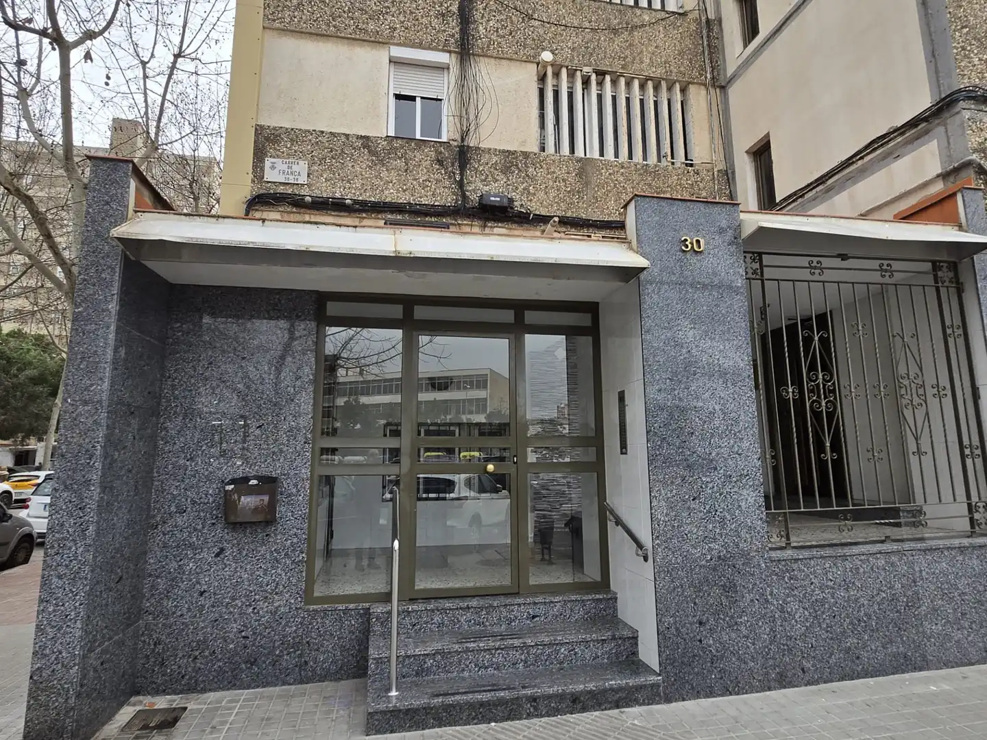 Exterior view of Flat for sale in L'Hospitalet de Llobregat  with Oven, Balcony and Alarm