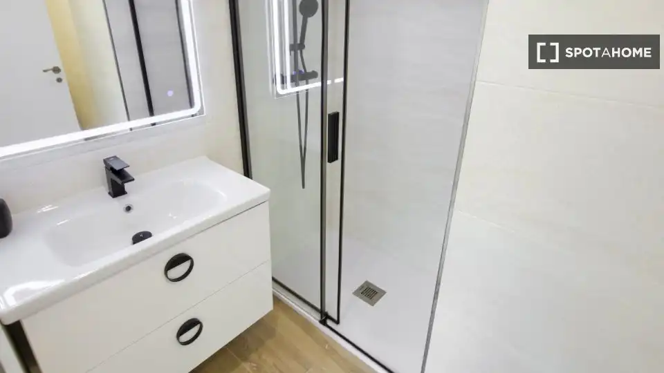 Baño de Piso de alquiler en Madrid con Aire acondicionado, Calefacción y Amueblado