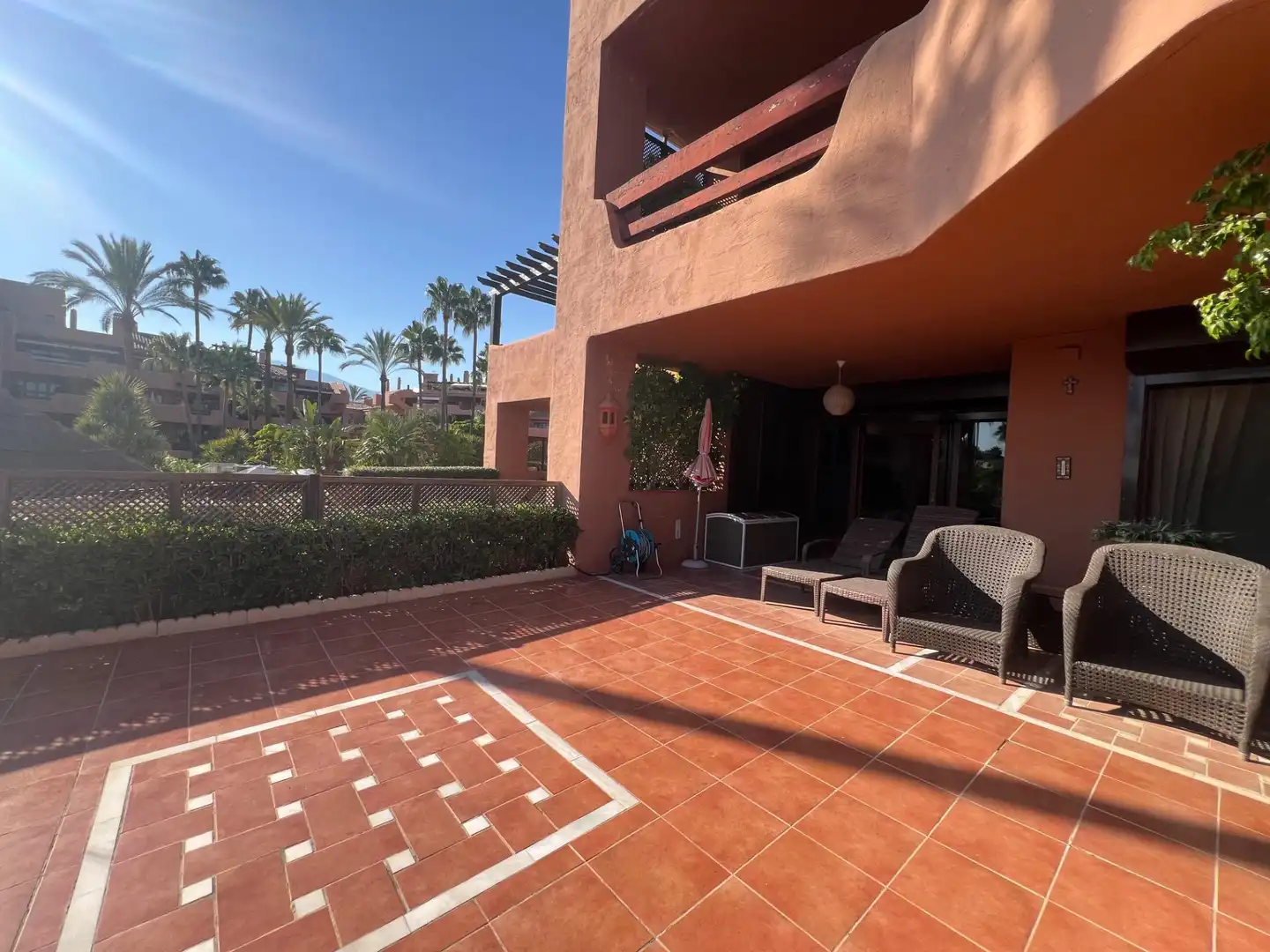 Terrasse von Wohnung zum Verkauf in Estepona mit Klimaanlage, Privatgarten und Terrasse