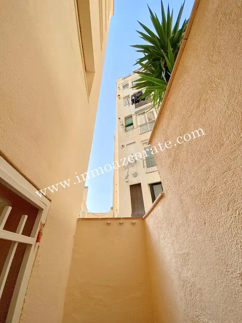 Vista exterior de Apartament en venda en Barcelona amb Terrassa i Balcó